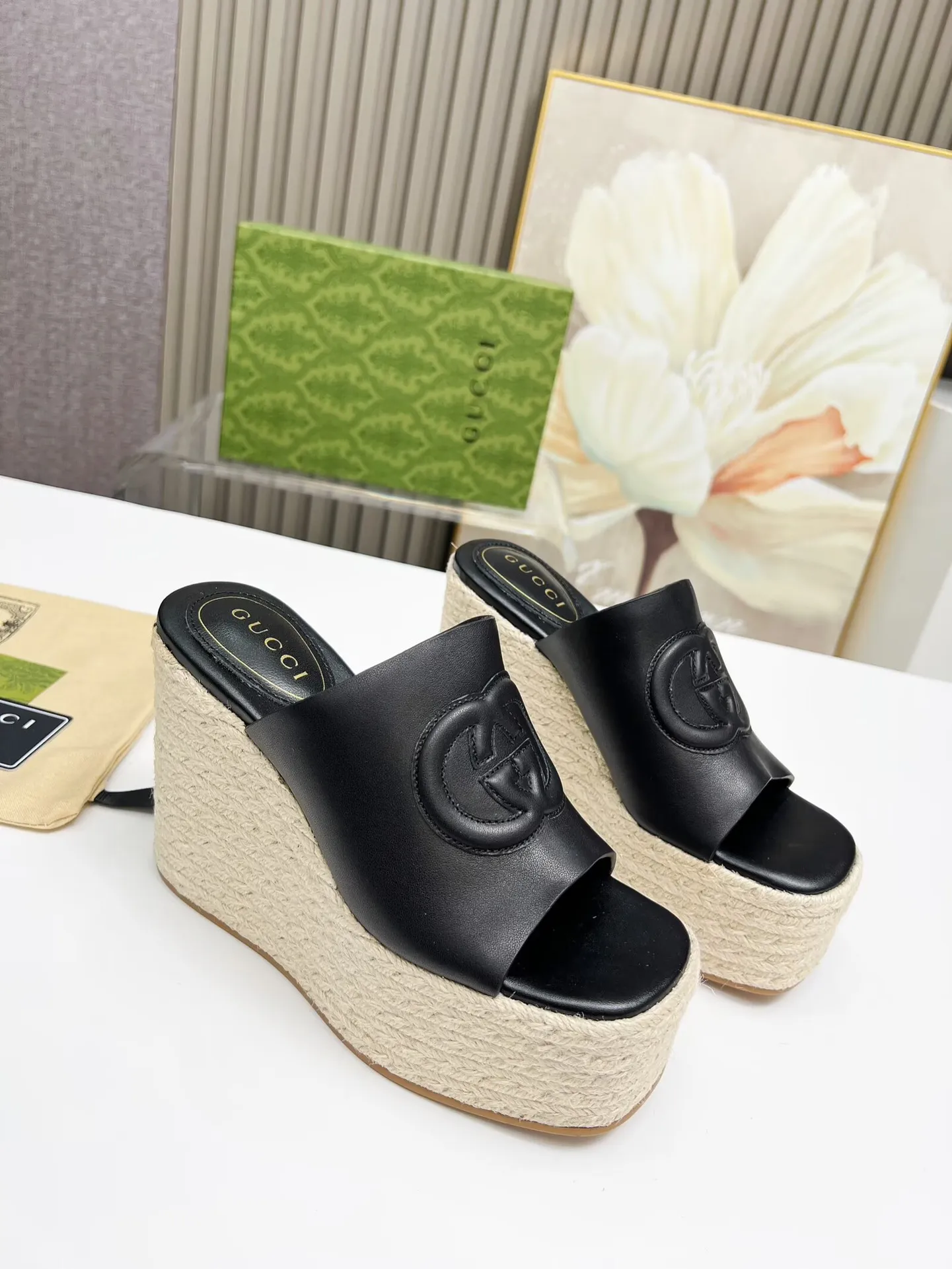 👟👟Ex-factory price 460👟👟 Gucci's new slippers, fashionable, high-end and full of personality✅ Very stable, comfortable and durable for daily use, convenient and unique for daily matching, a must-have classic for summer, the upper is made of GUCCI brand stitching Fabric: cowhide Lining/foot pad: sheepskin Water platform height: 11cm Color: black, white, brown Code number: 35-42 (41 and 42 need to be customized) Packaging: Comes with cloth bag and card.